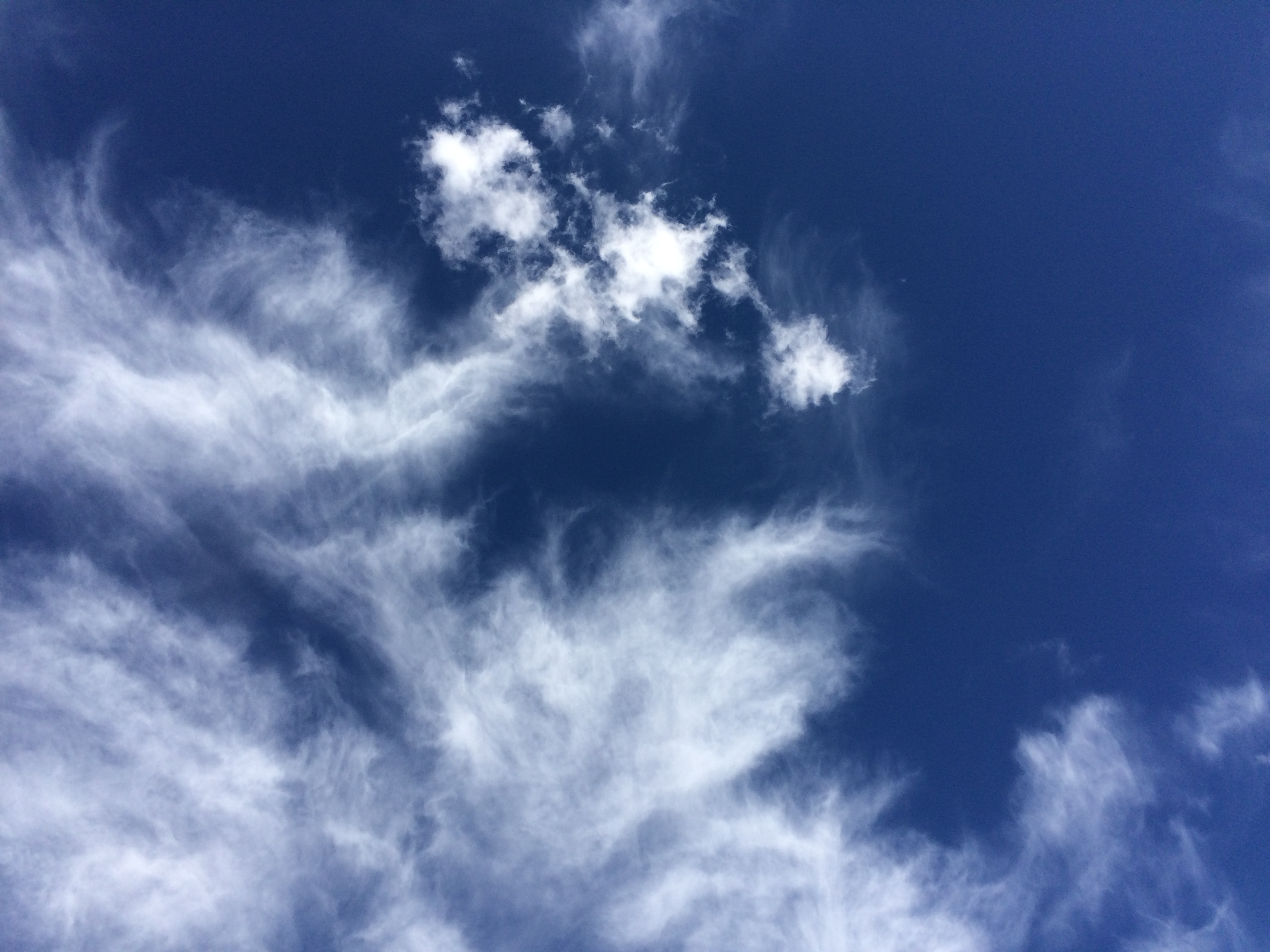 ヤムドク湖の雲