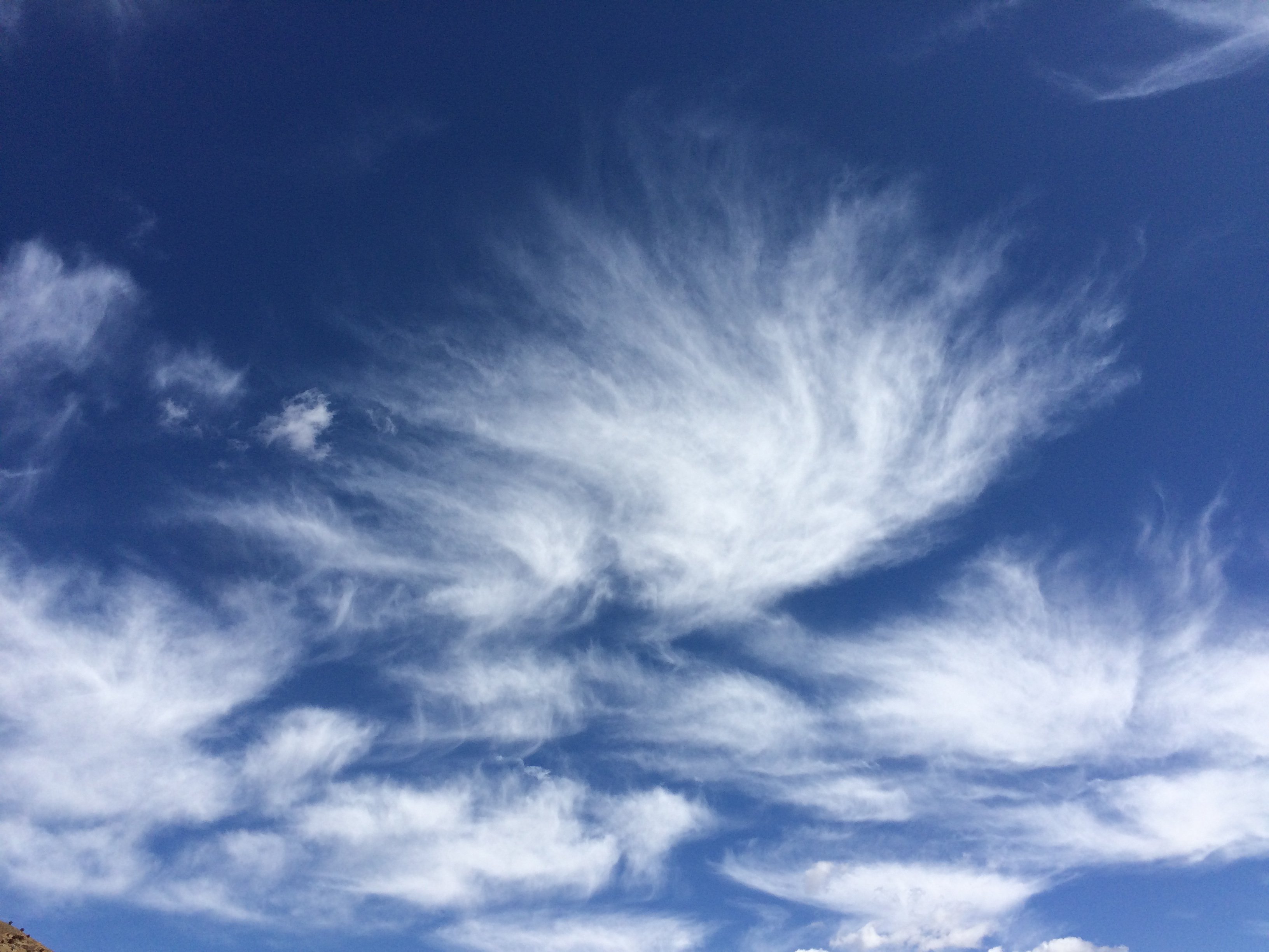 ヤムドク湖の雲